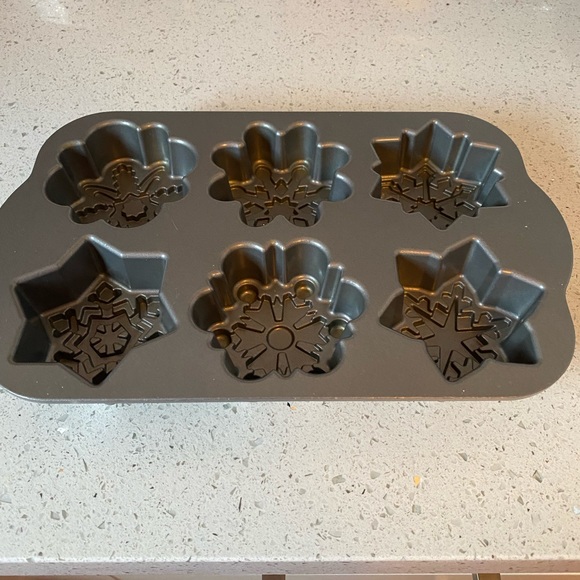Nordic Ware Silver Snowflake Cakelet Pan - Picture 2 of 4